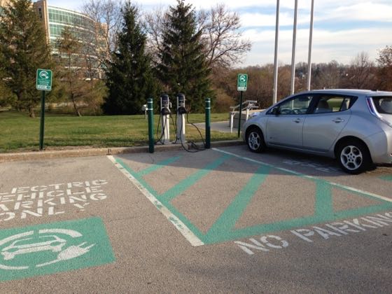 EV charger at Illinois State Tollway Office